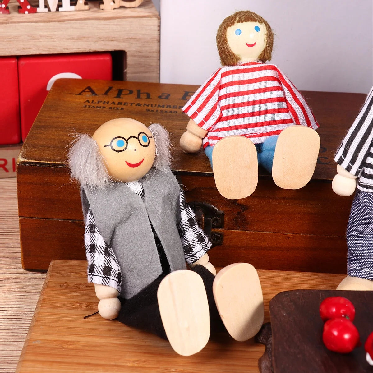 7 Pieces Wooden Dollhouse Family Set Mini People Figures F2050